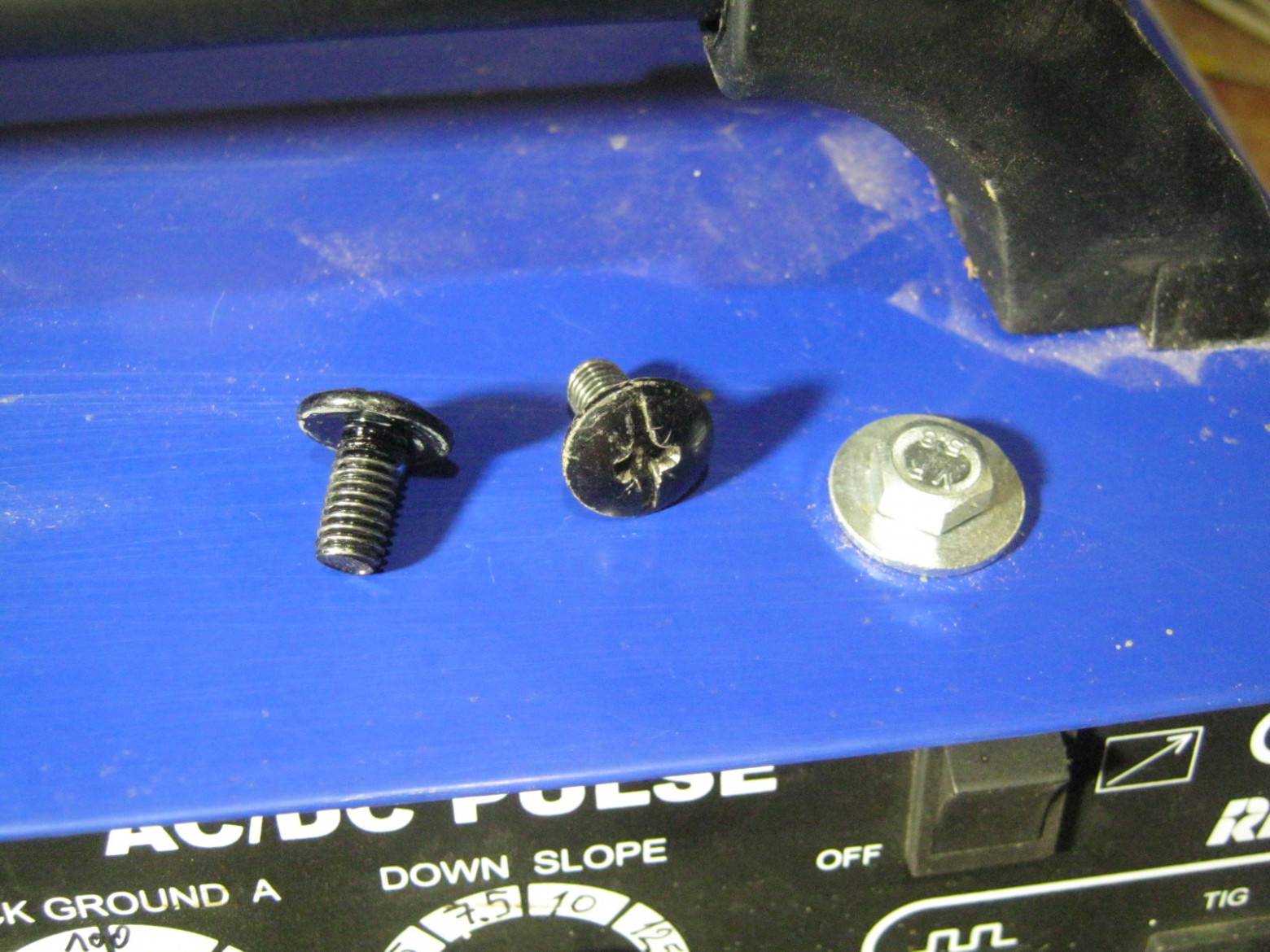 Фото 2.4. Очередное вскрытие аппарата снова напомнило — табельный крепёж аккуратен и красив, надёжно держится. Настолько надёжно, что некоторые винты приходится отворачивать с превеликими трудами. Всего их аж 18 штук, а прибор время от времени придётся открывать хотя бы для чистки — его охлаждение принудительное и мощное, а схема с высоковольтным осциллятором очень не любит скоплений пыли внутри корпуса. Заменил винтики на болтики, их головки под ключ намного ухватистей