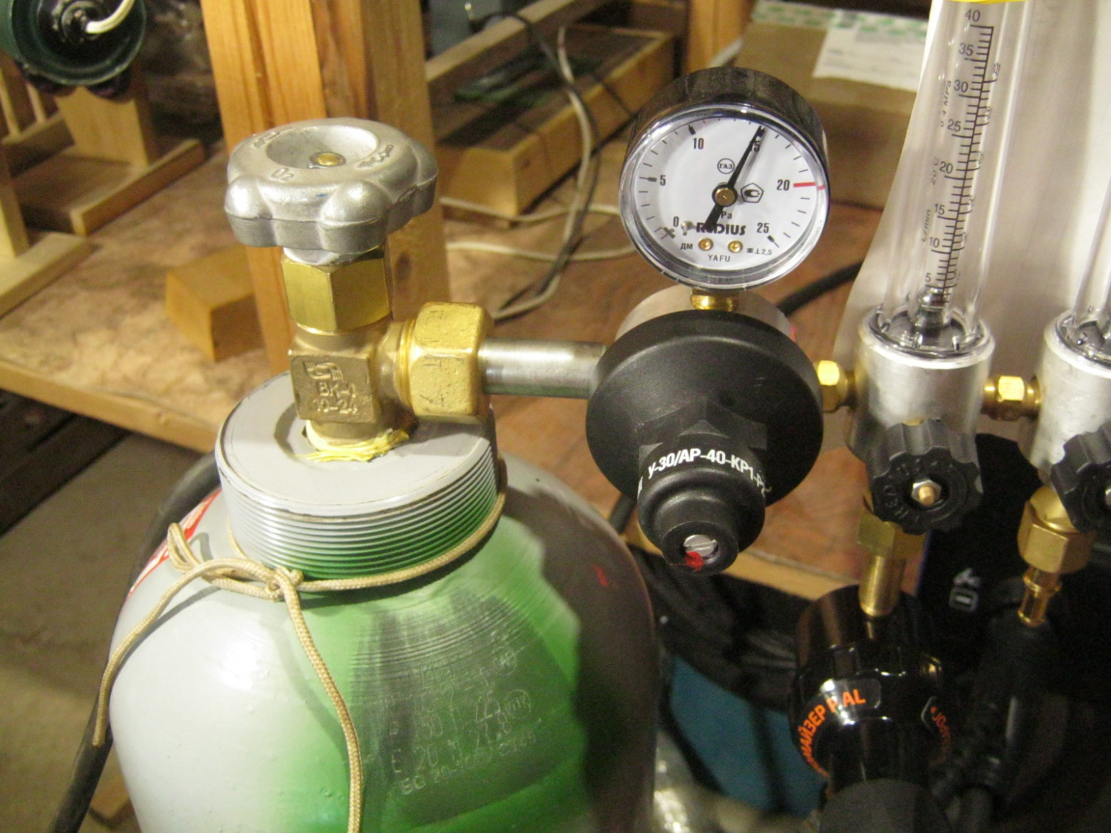 Фото 3.1. Заметно улучшить снабжение аргоном удалось, заведя 20 л баллон Тверьгазсервис — кроме увеличенного объёма, к этому баллону на газонаполнительной станции никаких вопросов не возникло, его заправляют до положенных 14,7 МПа, пожалуй, даже и с горкой. У баллона плоское дно без башмака, он вполне устойчив и без дополнительного штатива, имеет резьбу под защитный колпак. Хорошо помещается в багажник легкового авто, но тяжеловат при более или менее длительной переноске (в сумке). Переставлять, загружать-выгружать его нетрудно. Важное — заправка аргоном баллона 20 л дороже таковой для ёмкости 10 л только на четверть — стоимость литра газа заметно уменьшается