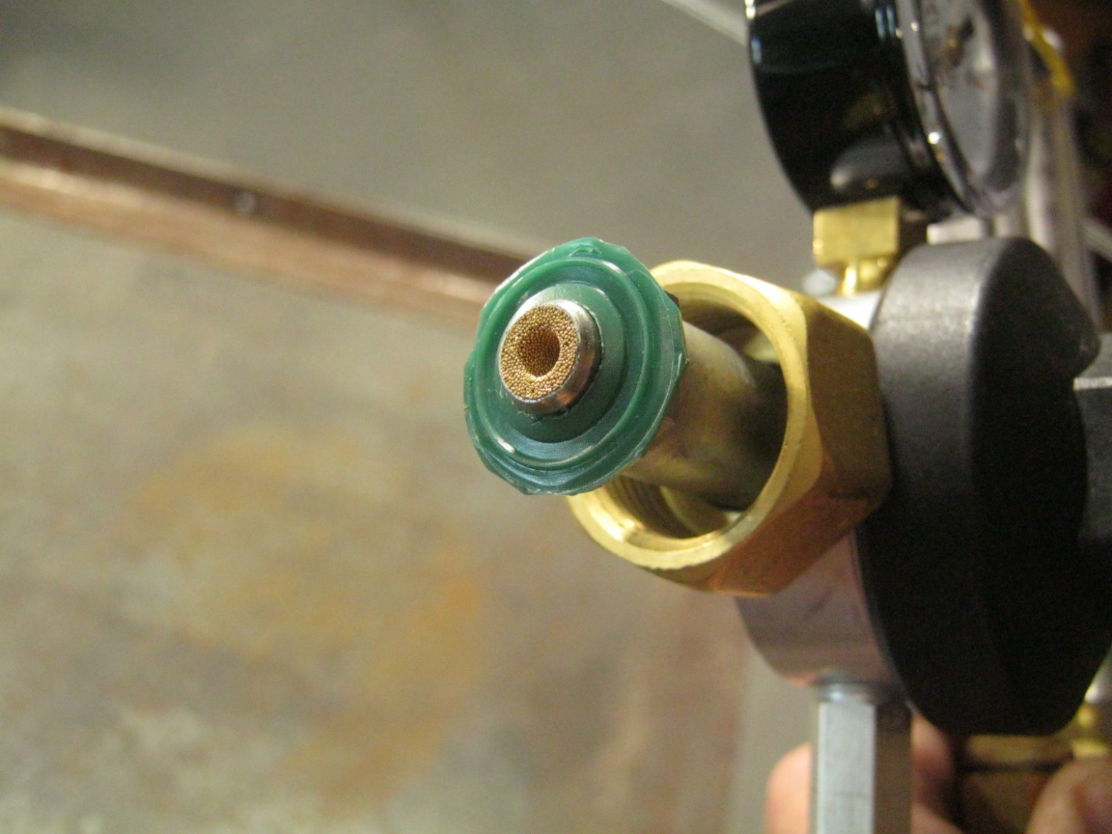 Фото 4.1. Самодельная отработанная прокладка из крышечки от газировки в ПЭТ-полторашке. Опытные коллеги рекомендуют менять такие прокладки не больше чем после двух-трёх смен баллона