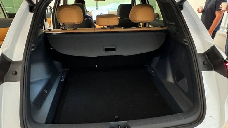 В России представили новый кроссовер Geely Galaxy Starship 7: 3,5 млн рублей за хорошее оснащение, 218 л.с. и запас хода до 940 км