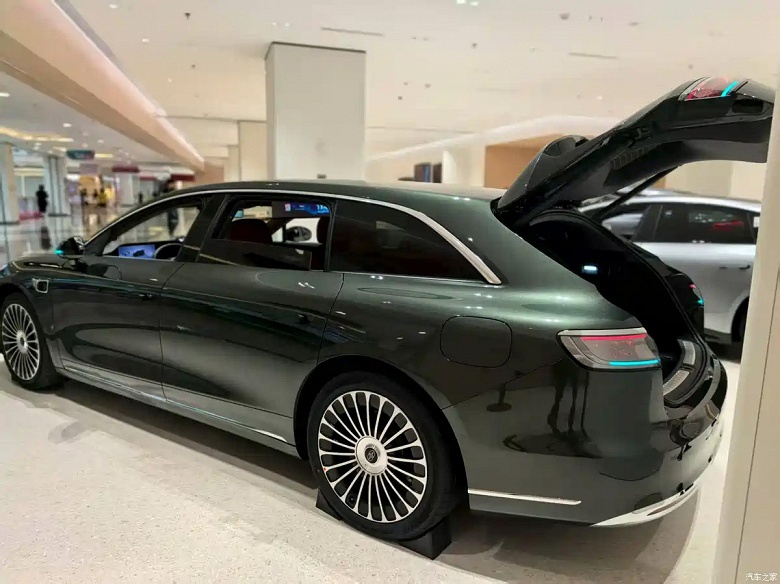 Хитовый премиум-универсал от Huawei, который больше, мощнее и технологичнее Skoda Superb и Volkswagen Passat. Опубликованы живые фото Stelato ST9