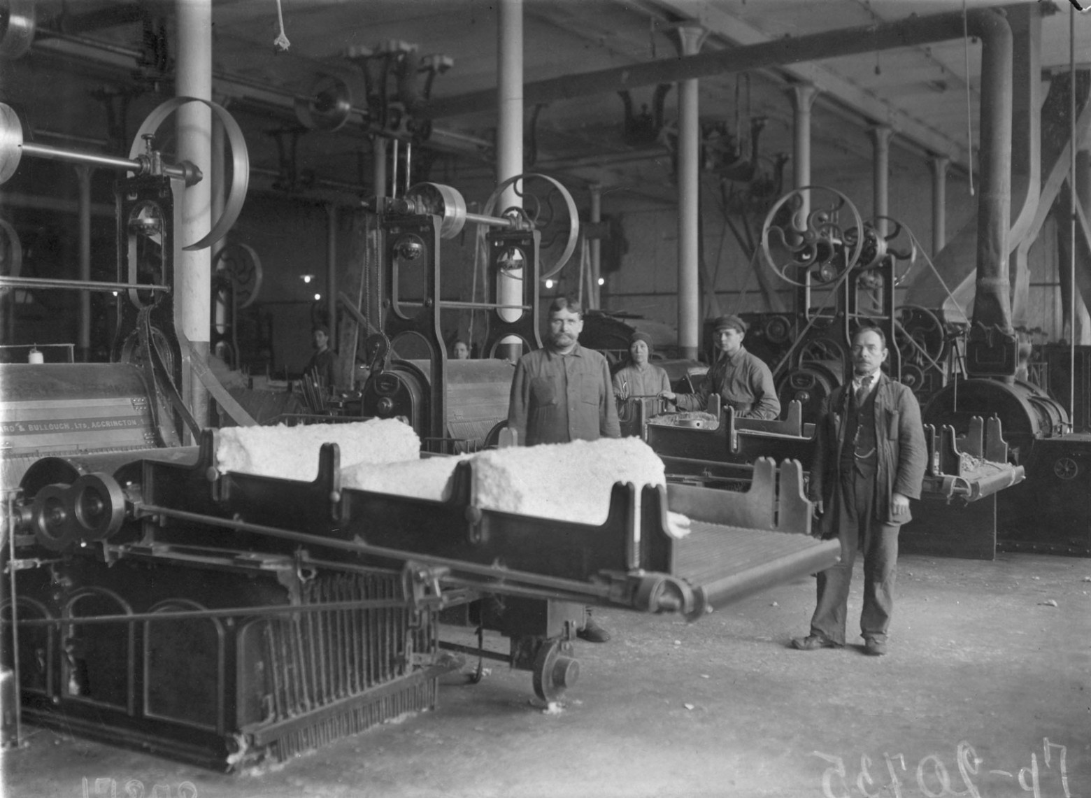 Фото Никольской бумагопрядильной фабрики. Внимательному читателю предлагается узнать по фото, кто из персонажей – работник, а кто занимается мониторингом. Источник