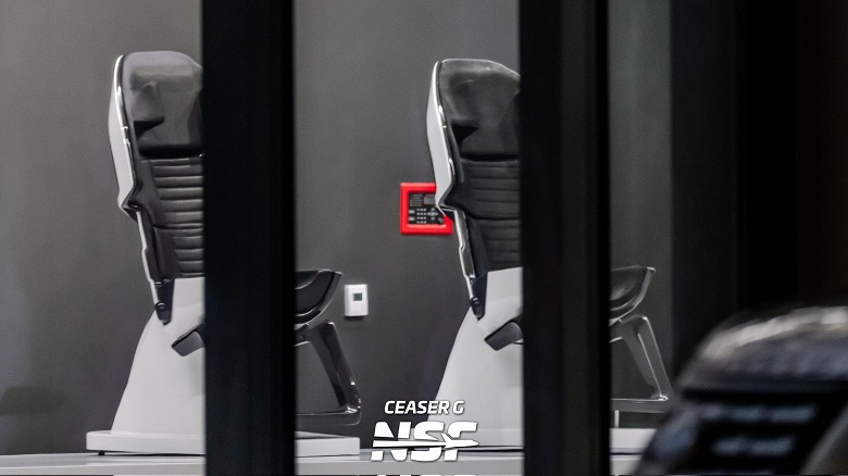 В таких креслах людей будут запускать в космос: новые модели SpaceX показали вживую