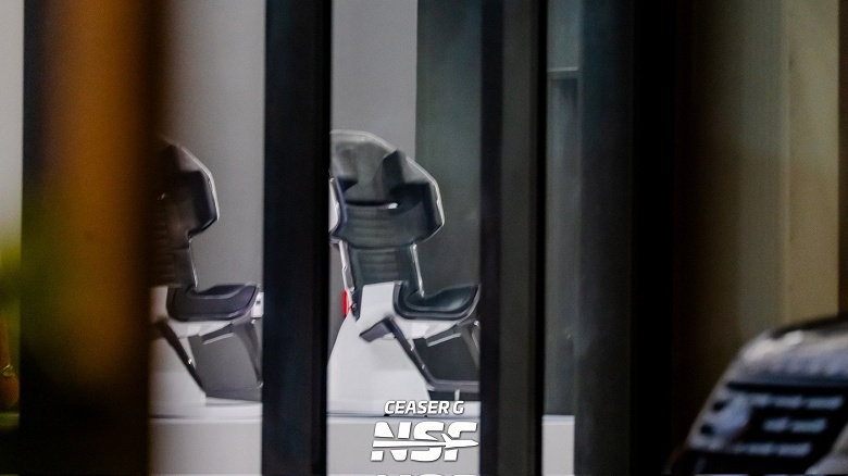 В таких креслах людей будут запускать в космос: новые модели SpaceX показали вживую