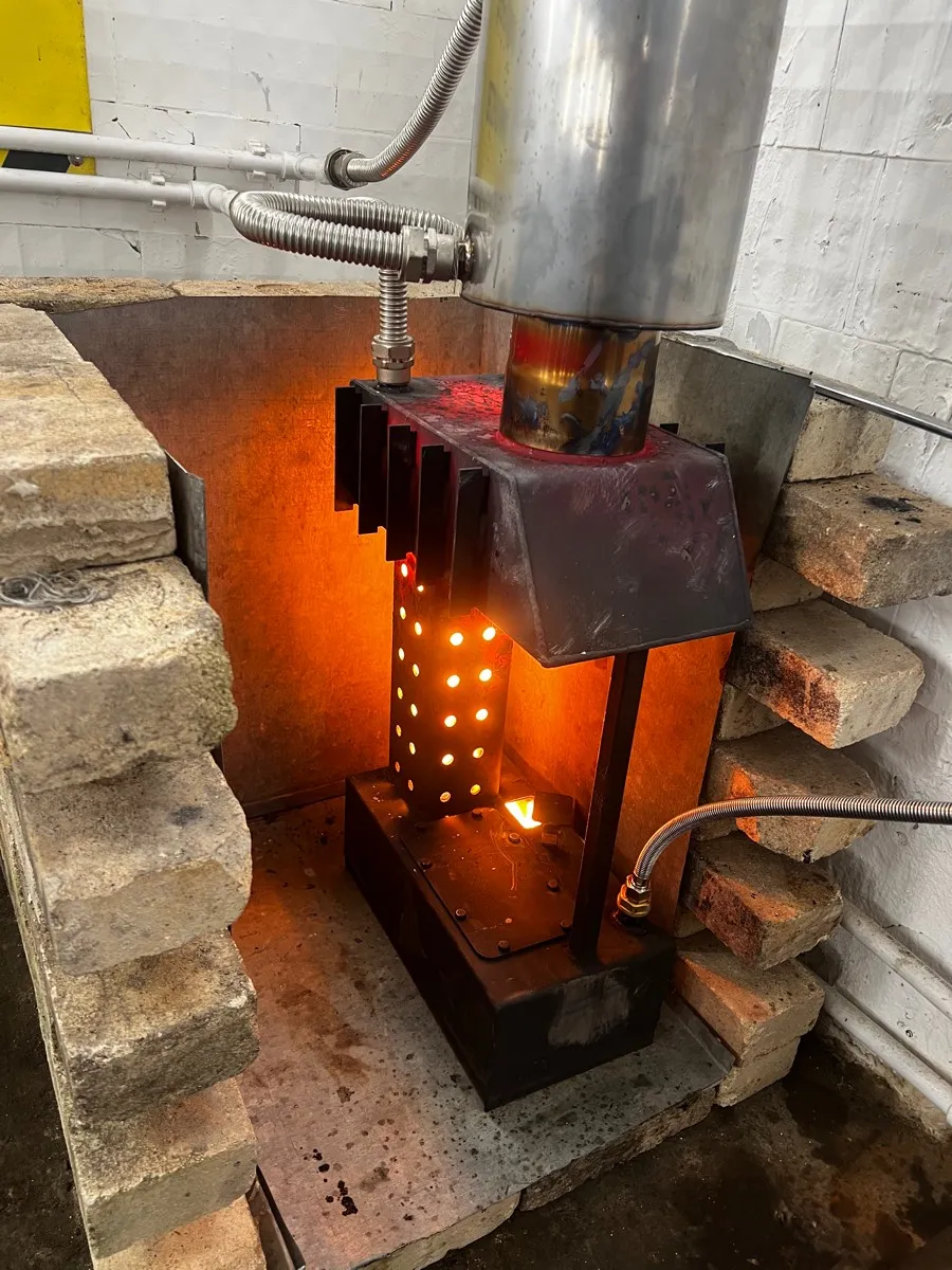 Способ грязный, токсичный и огнеопасный. Да и КПД хуже газового котла, возни много с заправкой и обслуживанием. 