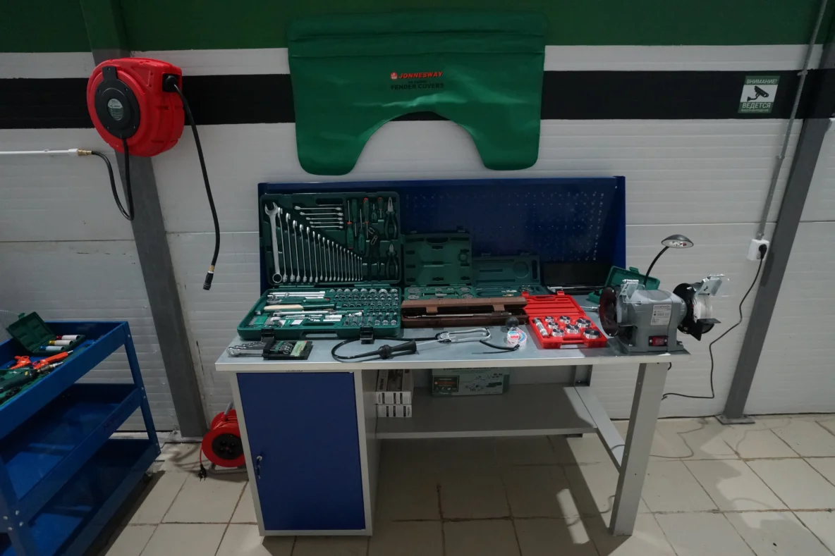 Сейчас у нас более 1000 наименований инструмента. Такой верстак с инструментами стоит у каждого подъемника.