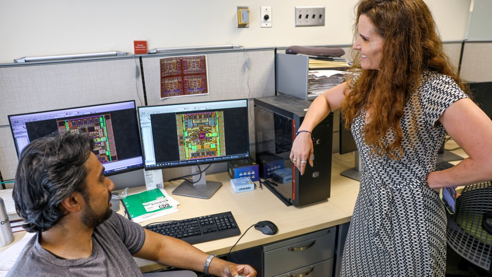 Разработчики чипа и их детище на экране. Источник