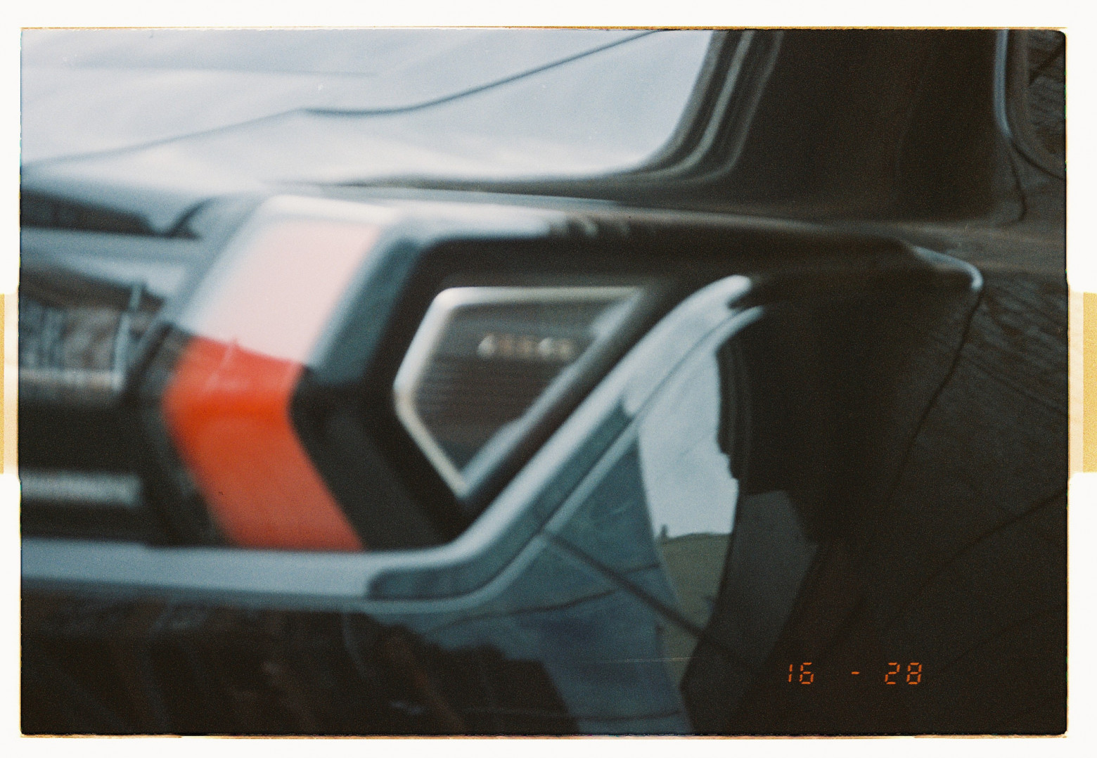 Слишком близко снял, получил кадр не в фокусе. А ещё забыл выключить впечатывание времени. Kodak Portra 400nc (просрочка примерно 2003 года, снято как 50 исо)