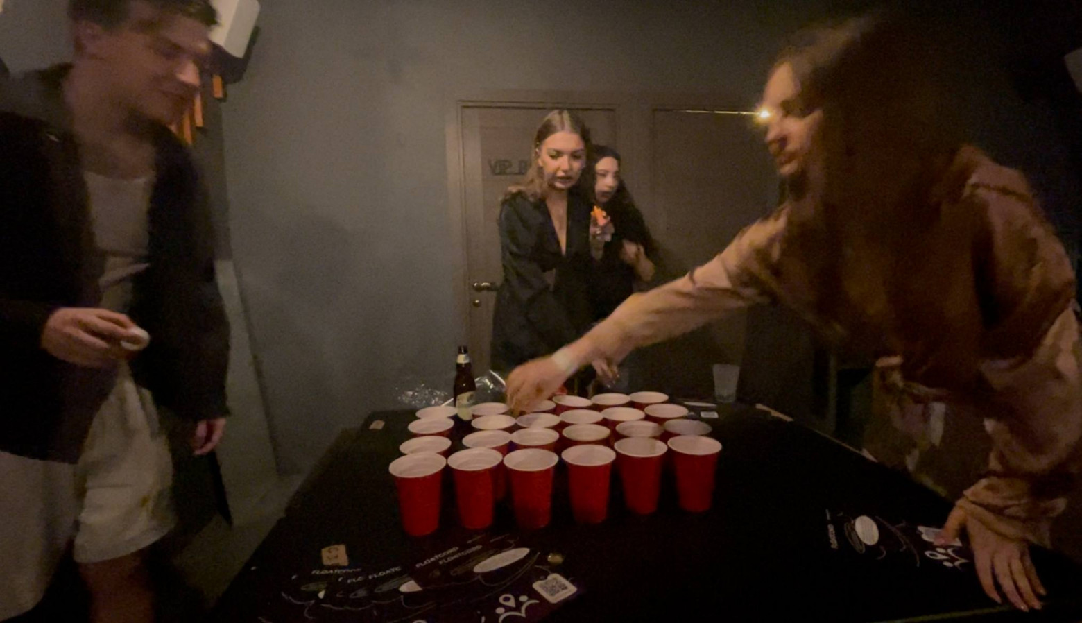 Слева я, справа моя девушка. Тестируем игру перед стартом интерактива для всех желающих. 