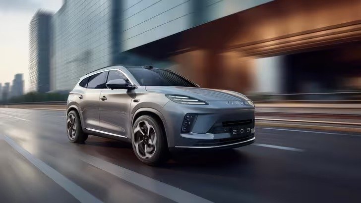 Exeed анонсировала гибридный кроссовер с запасом хода до 1300 км. Его могут привезти в Россию