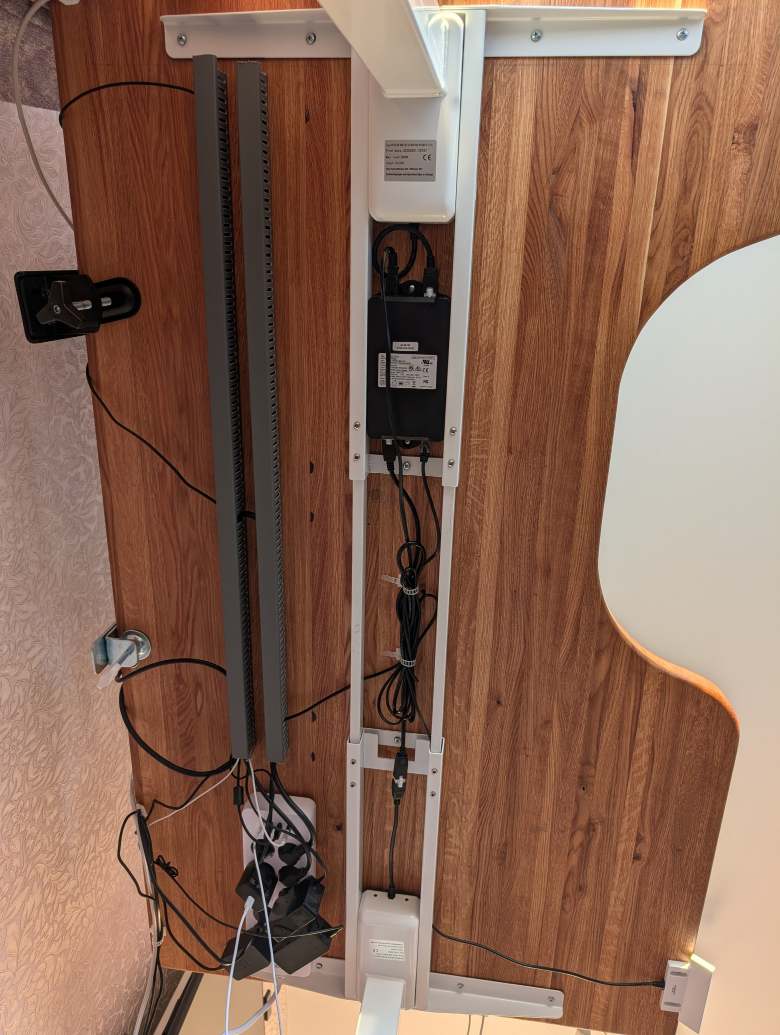 Финальная организация проводов под столом