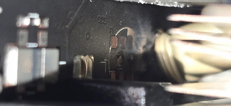 Раньше GeForce RTX 5090 просто горели, сейчас начали взрываться. Пользователь сравнил взрыв конденсатора GeForce RTX 5090 со взрывом петарды - 2 Раньше GeForce RTX 5090 просто горели, сейчас начали взрываться. Пользователь сравнил взрыв конденсатора GeForce RTX 5090 со взрывом петарды