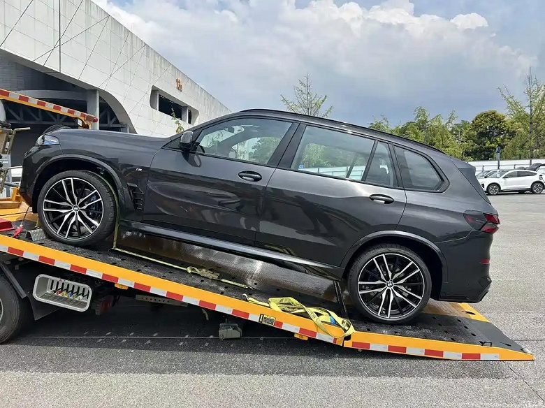 &laquo;Чёрный бумер&raquo; показали в Китае: живые фото BMW X5 Sport Night Edition