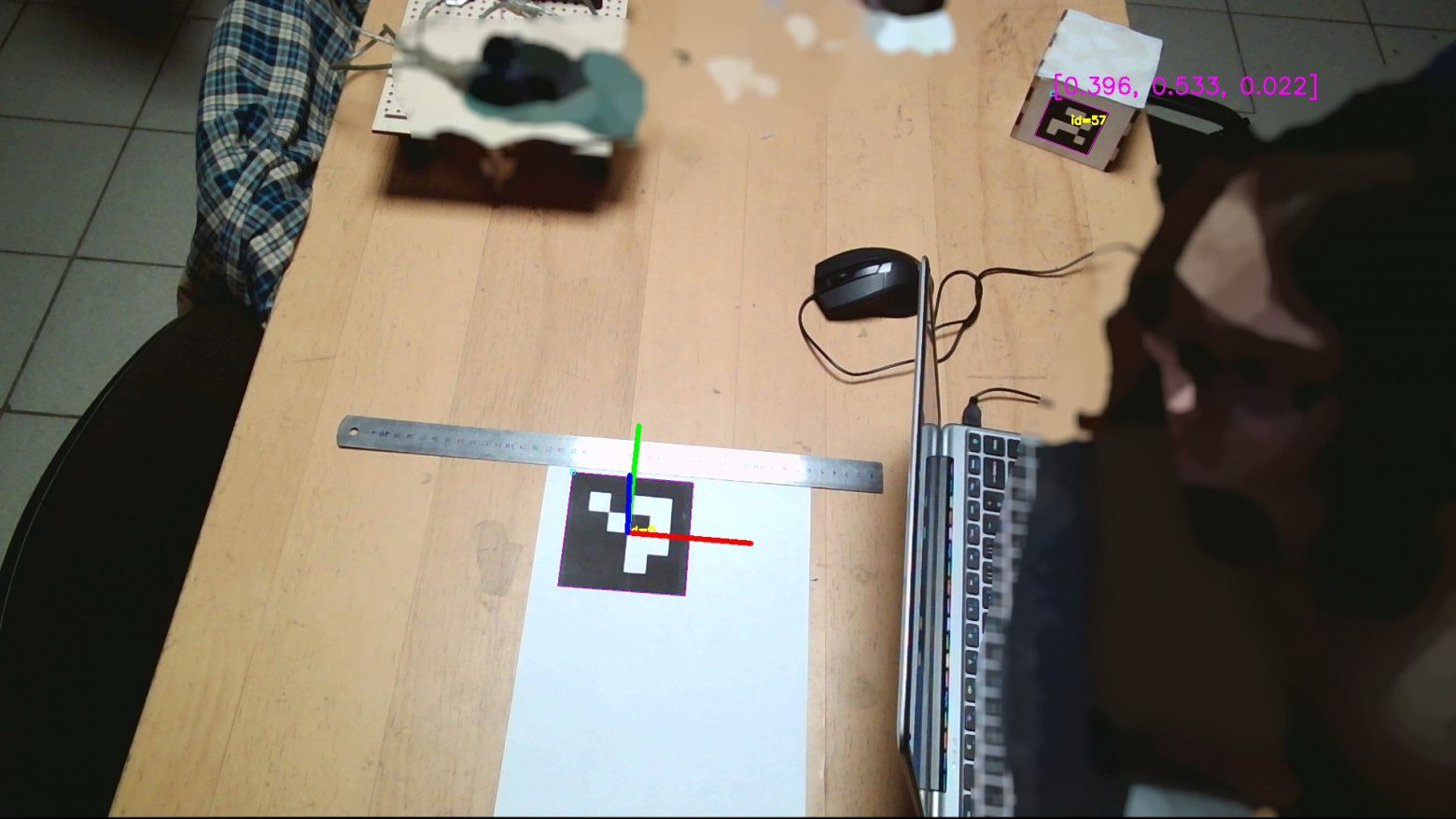 Изображение с камеры без эффекта «рыбий глаз»; на иллюстрации показано определение позиции объекта  в системе координат объекта 