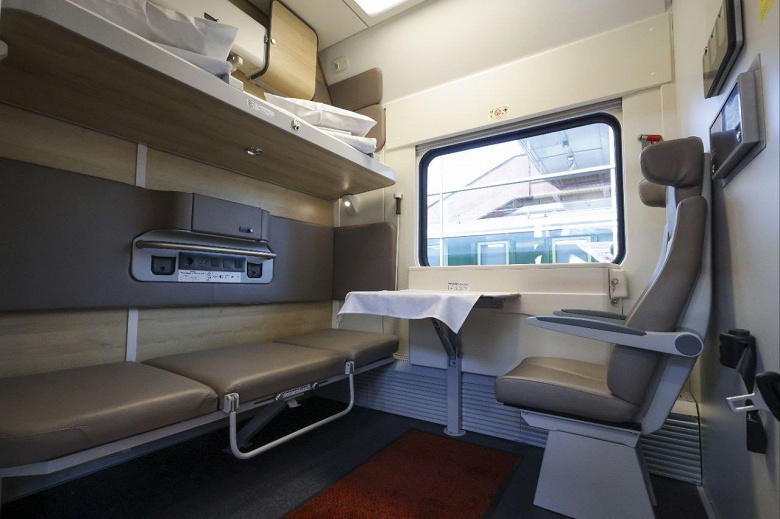 Совершенно новый комфорт российских поездов — с душевыми кабинами, двухметровыми кроватями и беспрводными зарядками: РЖД показала новые вагоны СВ и купейные габарита Т - 2 Совершенно новый комфорт российских поездов — с душевыми кабинами, двухметровыми кроватями и беспрводными зарядками: РЖД показала новые вагоны СВ и купейные габарита Т