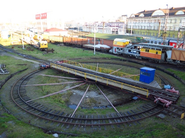 Поворотный круг на станции Екатеринбург-пассажирский до реконструкции. Обычно тележки круга имеют два колеса тандемом и катятся по одному кольцевому рельсу, здесь же «тяжёлый» вариант с полноценной колеёй и тележками