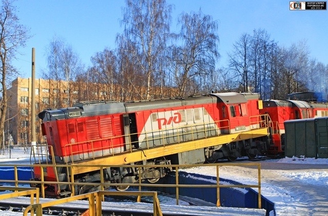 ЧМЭ3-3203 нырнул в яму поворотного круга московского депо «Лихоборы». Фото Дмитрия Зю. 2012 г.