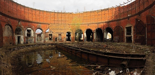 Остатки поворотного круга в заброшенном циркульном депо на станции Малая Вишера в Новгородской области