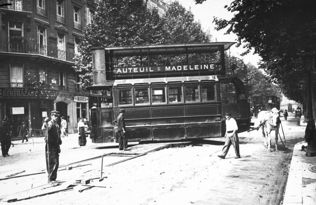 Двухэтажный вагон конки разворачивается на малюсеньком кругу. Париж, 1914 г.