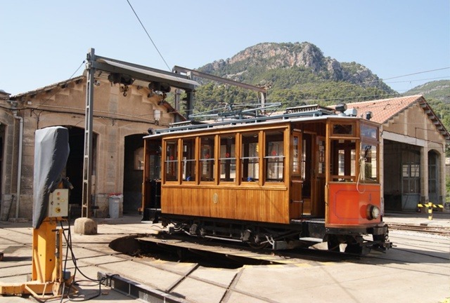 Моторный вагон городского трамвая 1913 года выпуска на кругу в депо города Сольер