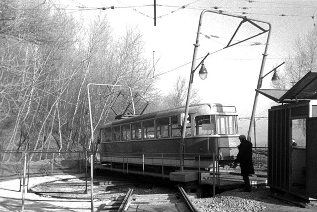 Tatra T2 разворачивается у метро Днепр. Обратите внимание на фонари освещения и на кусочек контактного провода, что вертится вместе с кругом