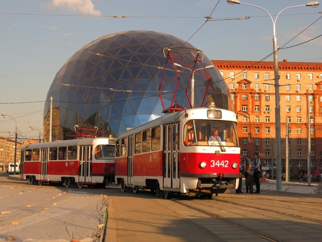 Запуск движения вокруг «яйца», август 2013 г. Внутрь двухвагонная Татра бы никак не поместилась