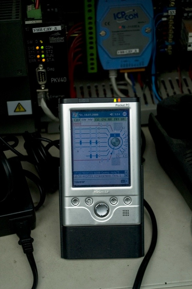 Управлять и составом, и кругом можно было дистанционно, с карманного компьютера