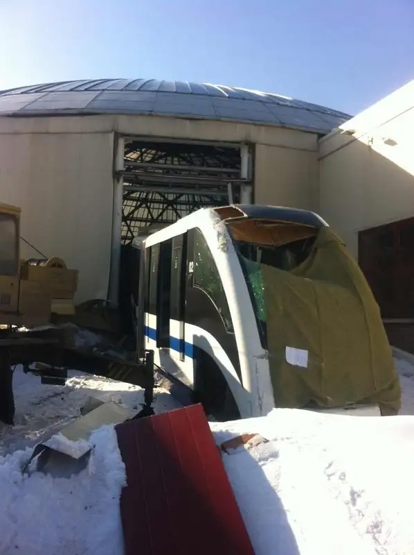 Доуправлялись: 5 марта 2013 г. монорельсовый поезд, пятясь на поворотный круг, не остановился, а протаранил стену депо и вырвался на свободу. Может показаться, что он разбил себе «лицо», но это не так: зад у него выглядит точно так же, однако там нет кабины. Фото Ильи Кардаильского