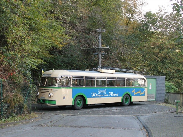 Разворот музейного троллейбуса ÜH IIIs. Такие могли поместиться и на маленький круг. Источник