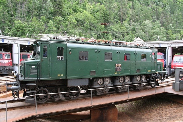 Первый крупносерийный магистральный электровоз Швейцарии Ae 3/6ˡ (выпускался с 1920 года) на поворотном кругу станции Бриг во время празднования столетия Симплонского туннеля. Обратите внимание на веер проводов контактной сети над кругом. Фото Давида Гублера, 2006 г.