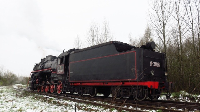 «Лебедянка» зашла в тупик разворотного треугольника станции Осташков. Сейчас она поползёт задним ходом и встанет в голову пригородного поезда до Бологое, что по выходным ходит под паровозом