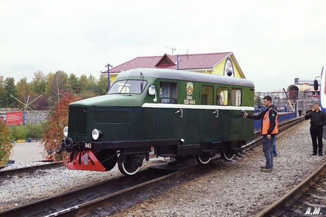 Ещё один метод разворота изредка применяется на узкоколейках: дрезина (в данном случае ПД1) вывешивается на встроенном домкрате за центр масс и вручную разворачивается — сама себе поворотный круг :) Сумрачные удмуртские гении предусмотрели подобный механизм даже для мотрис ТУ6П и ТУ8П весом 16 тонн, но железнодорожники эдаким подарочком почему-то не пользуются.