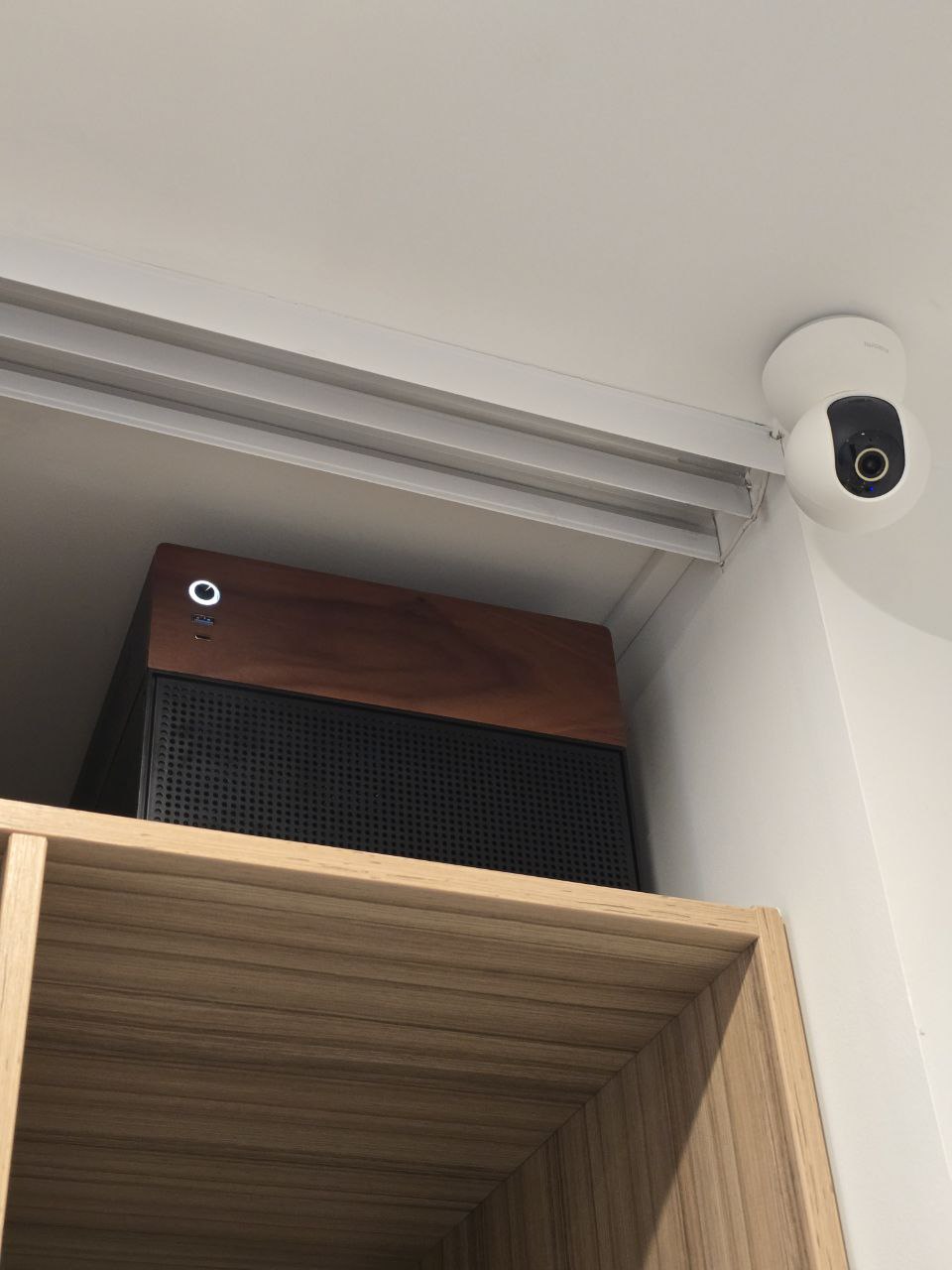 стоит-пылится