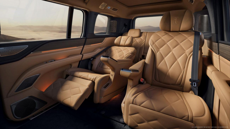 Больше Range Rover и Rolls-Royce Cullinan, пять мторов, мощность 1180 л.с., танковый разворот и плавучесть. Роскошный внедорожник BYD Yangwang U8L поступает в продажу