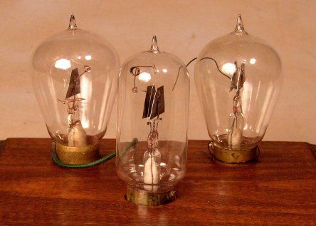 Фото 2.4. Ещё несколько конструкций ранних ламп (здесь, диоды, или, как их тогда называли — клапаны) с пластинчатыми анодами