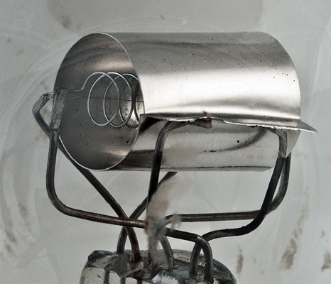 Фото 3.2. Цилиндрический анод свёрнут из листа и собран контактной сваркой в трёх точках. Концы W нити (и Mo сетки?) зажаты в отгибах опор, как это обычно делается в лампах накаливания