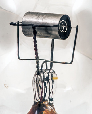 Фото 3.5. Кроме несколько иной, грушевидной, а не шарообразной, как у Fotos, колбы, лампы немного отличаются деталями электродов. Сразу бросается в глаза общая для двух концов сетки скрученная стойка, вывод наружу у неё только один