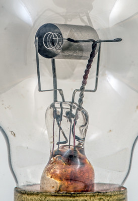 Фото 3.6. Вид с другой стороны. Цветная ножка — натёкший в её наружную полость паяльный флюс, используемый при монтаже цоколя