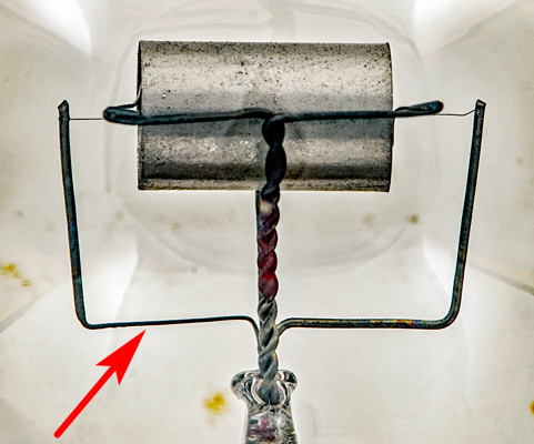 Фото 3.7. Одна из опор нити накала (какая лаконичность и забота!) превращена в плоскую пружину для компенсации удлинения W нити при нагреве