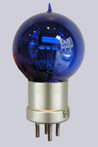 Фото 4.1. Прежде всего — тёмные колбы: например, французский Grammont с 1923 г. стал делать стекло своих ТМ тёмно-синим. Предположительно, это меньше демаскировало военного радиста — а накал из простого вольфрама ярко светился, почти как обычная лампа накаливания. Кроме того, тёмное стекло приглушало яркий свет, меньше отвлекая оператора, а по некоторым сведениям не позволяло использовать дорогие триоды для простого освещения