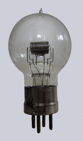 Фото 4.4. «Тип Е» Philips. Электродная система расположена вдоль стеклянного гребня ножки, а не поперёк, как у французского варианта, проволочные стойки для электродов, соответственно, сформованы иначе. Вариант лампы со штенгелем сверху колбы