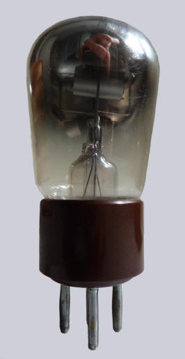 Фото 4.6. «Тип Е» Philips. Мiniwatt — с экономичным торированным W катодом и распыляемым (Mg? Ва?) геттером