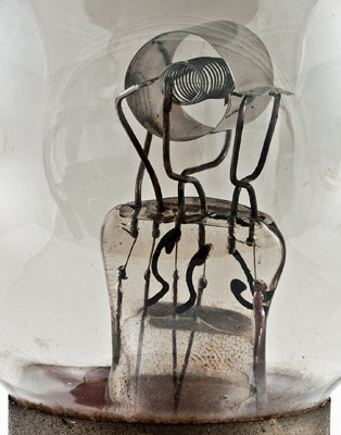 Фото 1.2. Триод ТМ. Фото электродной системы