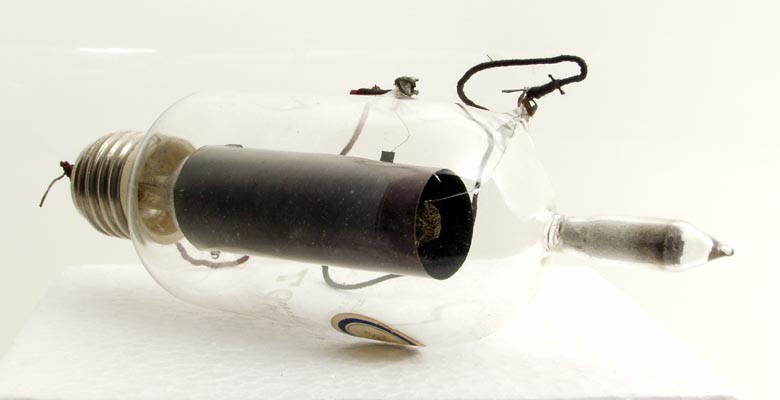 Фото 1.3. До триода ТМ усилительные лампы, как правило, снабжались обычным вкручивающимся или байонетным цоколем, таким же точно, как и их предки — лампы накаливания. Выводы же от дополнительных электродов помещали на колбе или цоколе сбоку, как, например, в «мягком» (газонаполненном) триоде N Marconi (на фото)