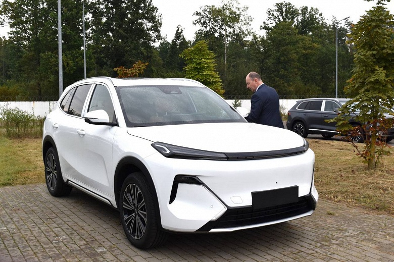 Продажи первого белорусского гибридного кроссовера стартуют 25 сентября. Belgee X80 появится и в России