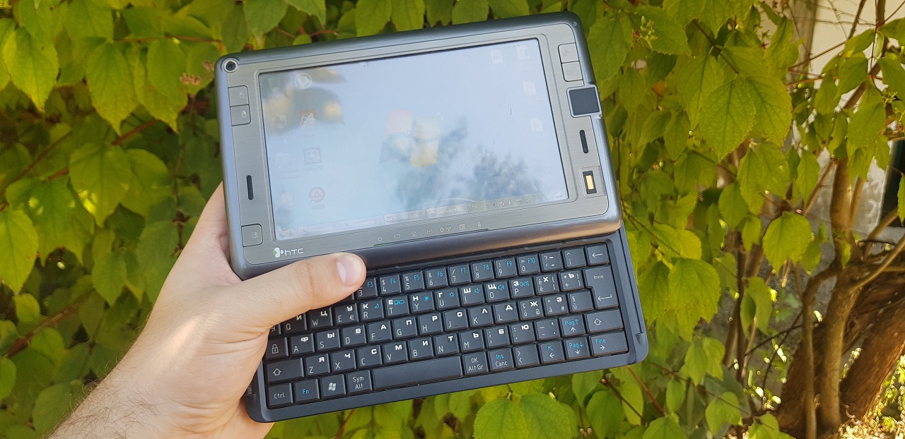 HTC Shift хоть и считается UMPC, его вполне можно отнести к классу MID-устройств благодаря наличию SIM-слота и мобильного доступа к интернету.