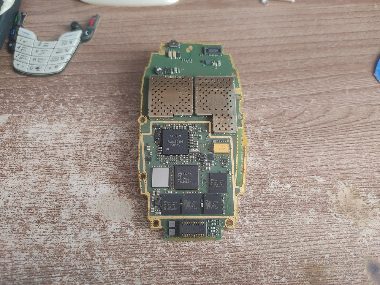 У разъёма дисплея в верхней части платы можно заметить тот самый фильтр-стекляшку. Такие же фильтры можно увидеть слева от контактов для клавиатуры!