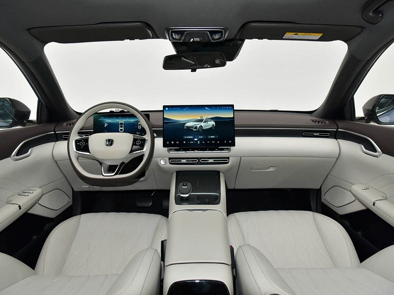 Просторный 192-сильный седан Changan &mdash; всего 72,9 тыс. юаней (830 тыс. рублей). Представлен обновленный Changan Eado