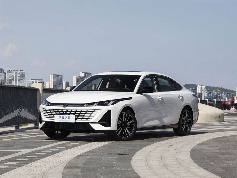 Просторный 192-сильный седан Changan &mdash; всего 72,9 тыс. юаней (830 тыс. рублей). Представлен обновленный Changan Eado