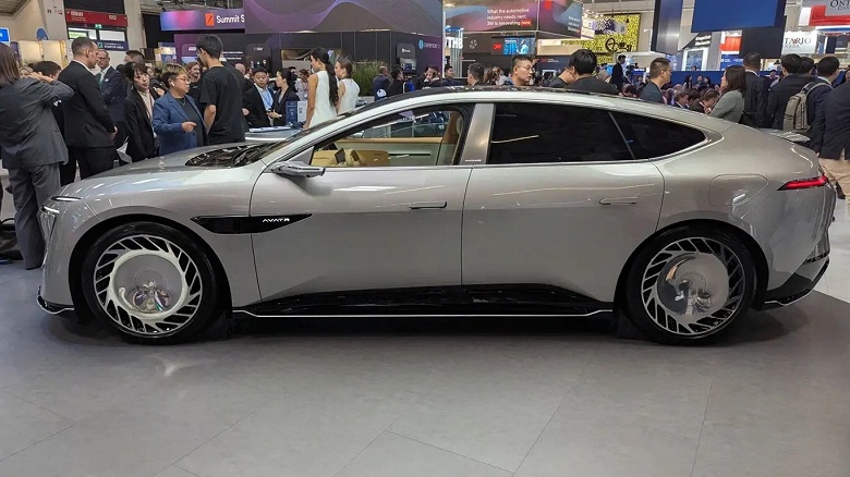 Одноклассник Porsche Panamera или BMW 8 Series Gran Coupe из Поднебесной. Новейший Avatr 012 показали вживую